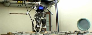 Двуногий человекоподобный робот стремительно совершенствуется и идет по ступеням развития